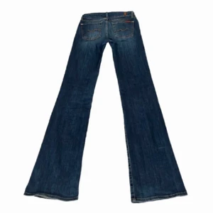 Blåa lågmidjade jeans - Ett par blåa lågmidjade jeans från 7 for all man kind. Midjemått 73cm och innerbenslängd 83cm. Tycker de är lite korta på mig (ca170kr så någon annan kommer nog få bättre användning för dem. Andra bilden visar färgen bäst. Postar och möts upp!