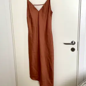En jättefin asymmetrisk klänning från hm. Aldrig använt den helt ny.  Vill du ha mer bilder på klänning skicka meddelande. 