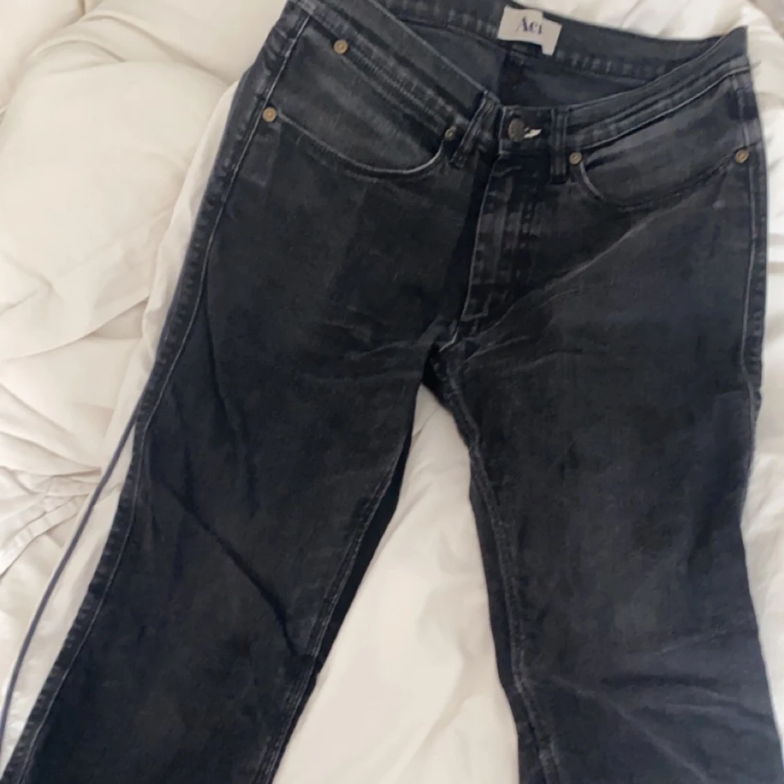 Lågmidjade svarta jeans från acne - 90