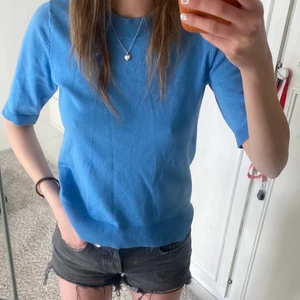 Stickad tshirt  - Blå stickad t-shirt, jättefin till sommaren och väldigt skön att ha på sig! Jag hr använt tröjan ca 1-2 gånger så i väldigt bra skick! 💕