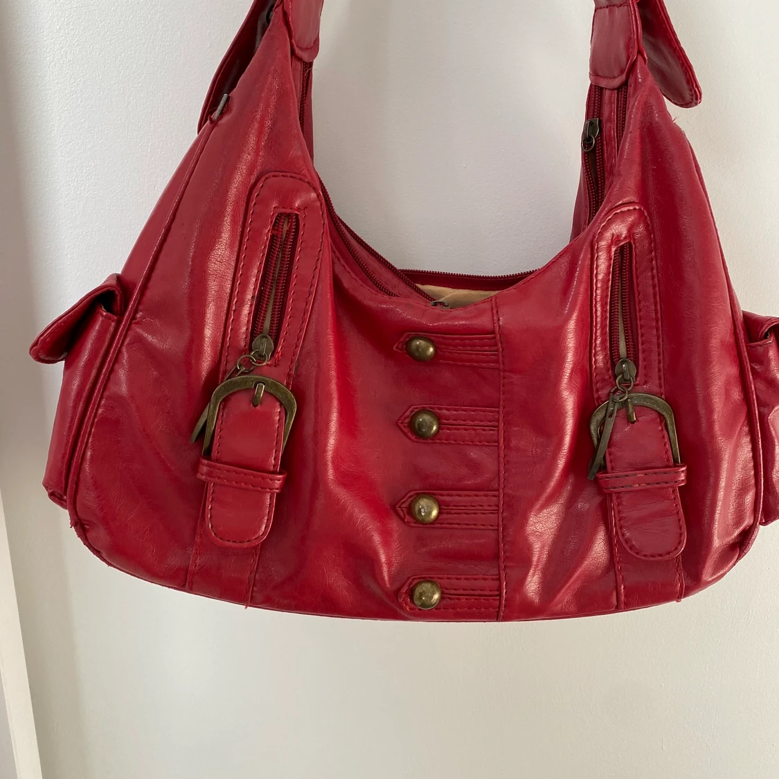 snygg röd handväska