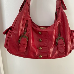 snygg röd handväska - köpt secondhand, i ganska bra skick (har några defekter men inte så märkbara) , lagom stor. MÅNGA INTRESSERADE LÄGG BUD!!!