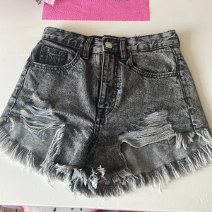 Pull &bear shorts  - Detta shorts är så snygga men de är för små men om de skulle passa skulle jag ha kvar de ❤️❤️ shortsen är använda 3-4 gånger men inte alls mycket, det är i mycket bra skick jag dör för dessa shorts  ❤️💕
