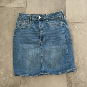 Ginatricot kjol - En vanlig blå jeanskjol Från ginatricot i storlek L, skulle dock säga att den lätt passar någon med storlek S/M! Hör av dig vid intresse!💗 frakten ör ungefärlig och kan sänkas eller höjas några kronor!💗 står ej för postens slarv💗