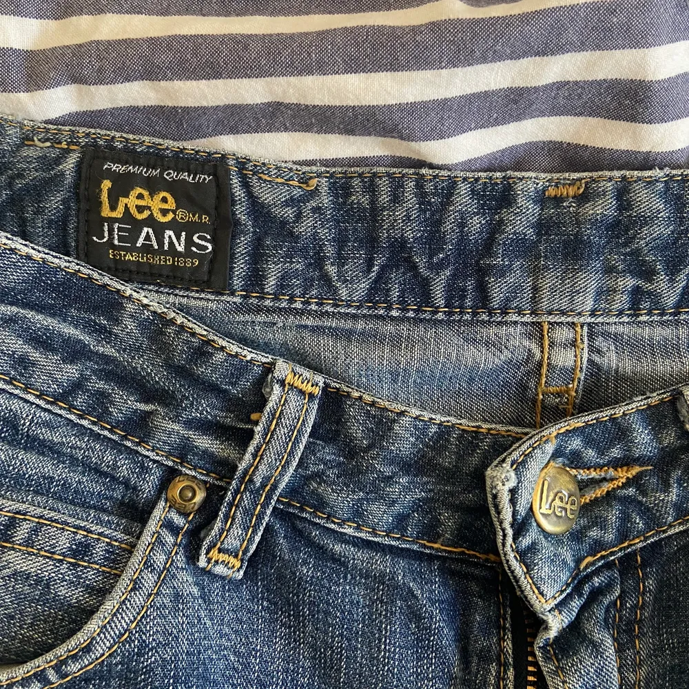vintage bootcut jeans från lee med hål på ena knät, lite slitningar på insida lår därav priset!. Jeans & Byxor.