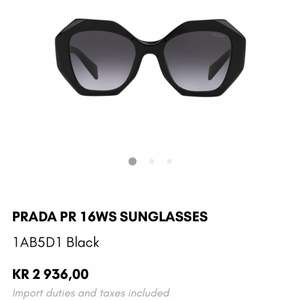 Säljer mina Prada solglasögon för ett mindre pris än de originella priset. Dessa solglasögon är väldigt fina och passar med allt du har på dig. Köparen får tyvärr ta hand om frakten 💓