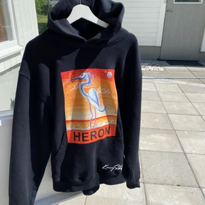 HERON PRESTON KENNY SCHARF EDT - Hej! Säljer nu min Heron Preston x Kenny Scharf Edt. Den är slutsåld överallt och säljs för ca 6000 nypris. Den är i storlek M men är oversized i passformen. Tröjan har QR-kod som bekräftar att den är äkta. Pris är inte hugget i sten, hör av er vid frågor