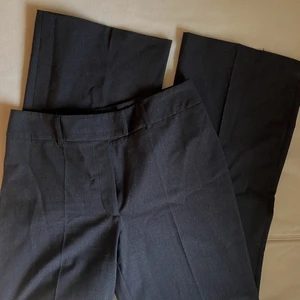 Vida Kostym byxor - Fina mörkgråa kostymbyxor som är midwaist och wide i benen! Är 163 och längden är fin! Passar både 36/38