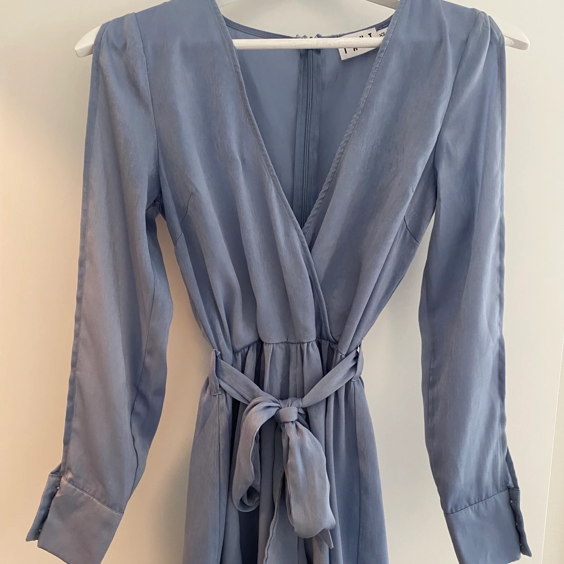 Blå playsuit med öppna ärmar