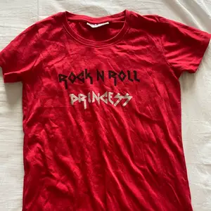 röd t-shirt med texten rock n roll princess köpt secondhand. Påminner mig om bratz rock angelz 