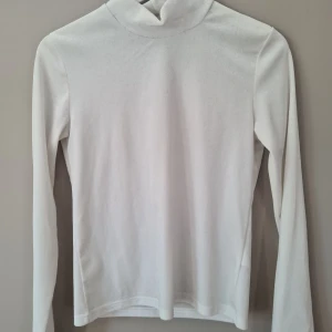 Vit polotröja - Vit polotröja från Bikbok!
