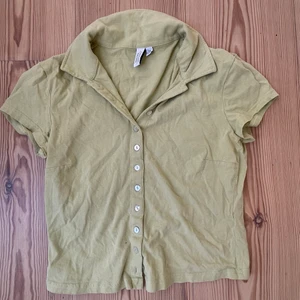 Grön t-shiit &other stories - Supersöt grön tröja från &otherstories. Jättefin att ha både öppen och stängd! 