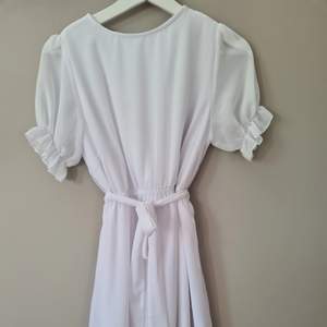 Super fin vit klänning från NA-KD i storlek 34. Köpt för ett tag sedan men sparsamt använd, nypris ca 350kr. Säljer för endast 150kr💖💖