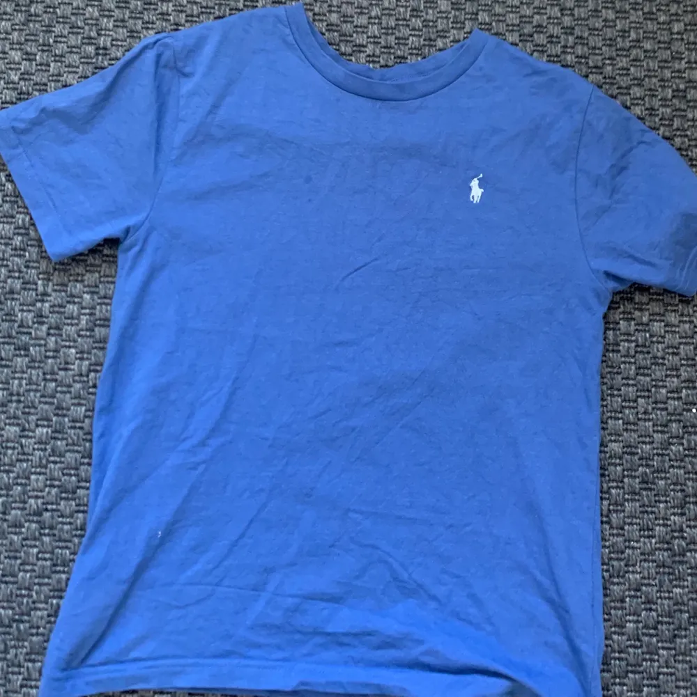 En Ralph lauren t-shirt 160, använd 2 gånger. Säljer pga att den är för liten . T-shirts.