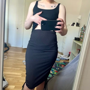 Svart kjol från SHEIN i stl M, oanvänt  - Kjol i stl M, oanvänt!