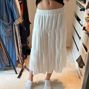 Vit långljol - Hej! Säljer denna vita långkjol som jag köpte här på plick! Aldrig använd!💓💓 Inte genomskinlig och i superfint skick