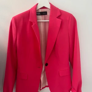 Serisrosa kavaj - Serisrosa kavaj från zara som jag köpte för ett bra tag sedan men aldrig fått användning för. Lappen är därmed kvar. Storlek 36. 