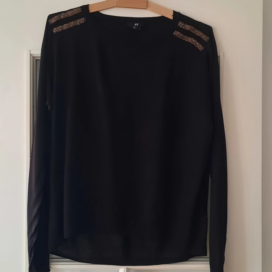 Black light sweater with golden detail - L - 90