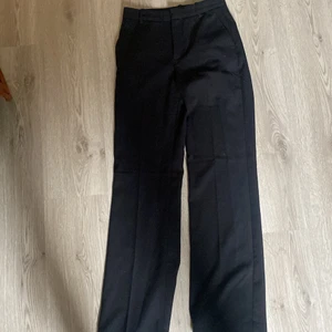 Kostymbyxor  - Ett par svarta kostymbyxor i storlek 34 från Lindex dom har dock litet hål i fickan men ingen som synds 