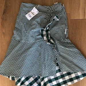 Sommarkjol zara - Sommarkjol som passar både till fest o vardag . Aldrig använd , zara 