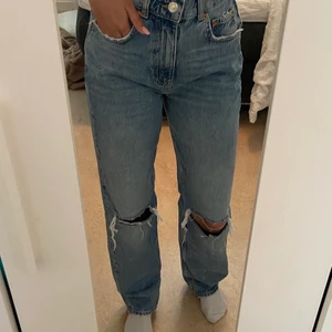 Blåa jeans hål - Dessa blåa jeans har jag aldrig använt då dom är för stora i midjan tyvärr. Jag är 164cm. Men funkar för er som är 165/166 cm, då de är lite för långa för mig. Ordinarie pris är 300kr. Du står för frakten☺️