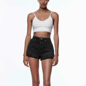Zara jeans shorts - Säljer dessa helt nya zara shorts från zara ! Lappen finns kvar och de är i nytt skick. Skickar givetvis fler bilder vid intresse. Storlek 32. Nypris 299 säljer för 199 +frakt. 💓