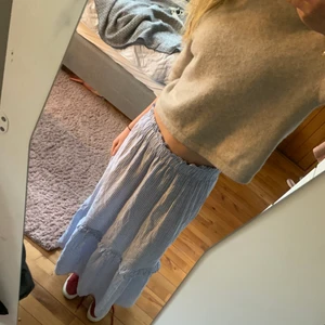 Kjol  - INTRESSEKOLL! Funderar på att sälja min fina långa kjol från Kappahl, om någon kommer med ett bra pris kan jag sälja kjolen💕