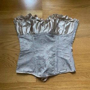 Vintage korsett - Vintage korsett med vackra detaljer, äkta korsett så man knyter den och spänner i ryggen men finns också dragkedja på sidan, lite sydd vid slutet av dragkedjan för att förhindra att den hoppar ut, frakten är inräknat i priset✨