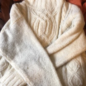 Turtleneck klänning - Står ingen storlek men skulle gissa att den passar både S och M. Använt den ungefär en gång men den var inte min stil. Det känns som att det är gjort av mestadels Ull