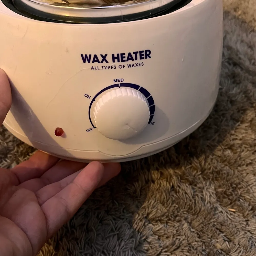 Ett vax ”kit”, wax heater’n är endast använd en gång men fick inte bort ALLT vax men det mesta! Annars är den rengjort osv, säljs då den inte kommer till användning. Du får med en påse med ”vax bönor” som hälften är kvar i och sedan några pinnar. 😍. Övrigt.