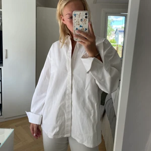 Vit bomullsskjorta från NAKD - Säljer denna snygga lite grövre vita skjorta från NAKD. Den funkar fint att använda som en overshirt men också som en vanlig skjorta. Den är Max använd en handfull gånger. Säljer då den inte kommer till användning. Frakt tillkommer ☺️