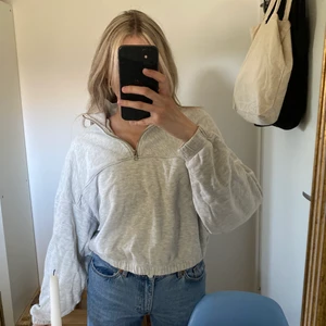 Zip up sweatshirt WEEKDAY - Grå tröja från weekday i storlek M.  💕