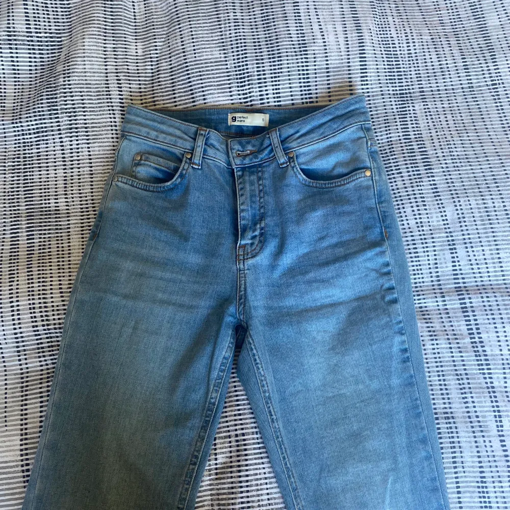 Bilderna är extremt orättvisa. Ljusblåa jeans med bootcut. Samma passform som på bilden, bara att dem är lite mer mid waisted. Jeans & Byxor.