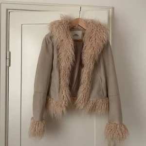 Y2K-jacka från Urban Outfitters, S - Jättefin jacka från Urban Outfitters, perfekt till våren eller hösten. Använd endast en gång så den är i bra skick. 