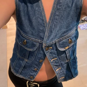 Lee jeansväst - Jeansväst från Lee!!! Aldrig använd, second hand! Börjar på 90, ge förslag på pris i kommentarer