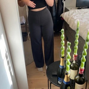 Kostymbyxor BikBok  - Gråa kostymbyxor från BikBok, stl 34, lagom längd för mig som är 164! 🥰 Köpta för 400! Frakt tillkommer om det ska skickas! 