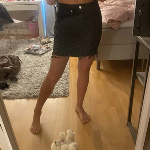 Kjol från gina - Säljer denna super snygga jeans kjol från gina. Säljer då den är för stor. Säljer för 150+frakt