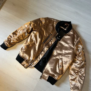 Bomberjacka vårjacka guldfärgad S - Helt oanvänd. Med prislapp kvar! 