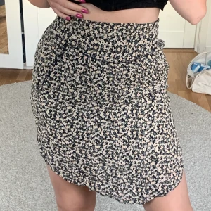 Noa noa kjol strl 34 - En fin blommig kjol från Noa Noa som tyvärr inte kommer till användning. Nypris 550kr, mitt pris är 250kr💜