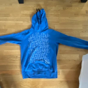 Vintage J. Lindeberg Hoodie - Har ett litet hål ute på ärmen med lite färg stänk, inget som syns mycket.