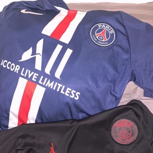 Psg tröja  - Psg t-shirts. Nummer 7 (kylian Mbappe) storlek S. Bra skick bara lite repor där bak på siffrorna men annars bra. Kom privat för fler bilder/ paket pris