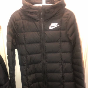 Lång javka - Lång tunn Nike jacka nästan aldrig använd och jätte fin i storlek xs passar också s💕