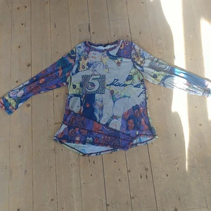 Meshtopp - En svagt genomskinlig och stretchig meshtopp med ett väldigt unikt och coolt print