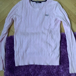 Stickad tröja - Tunn stickad tröja från Gina tricot. Superfint skick. Säljer pga att den inte längre passar min stil :)