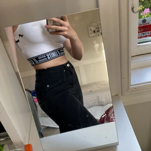 För dig som fortfarande gillar skinny jeans  - Skinny jeans men hål på båda knäna 