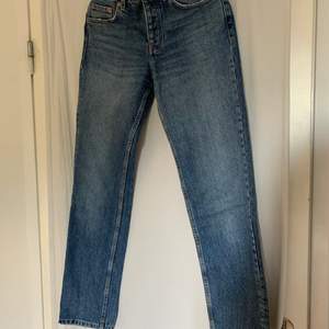 Populära midrise jeans från zara  Mörkblåa i st 34 Knappt använda, bra skick  Lågmidjade  (Kan mötas och frakta) 