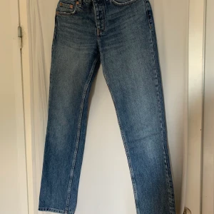 Zarajens - Populära midrise jeans från zara  Mörkblåa i st 34 Knappt använda, bra skick  Lågmidjade  (Kan mötas och frakta) 