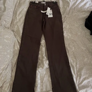 Jeans  - Helt oanvända jeans med slits från Zara, prislapp kvar! (köparen står för frakt)