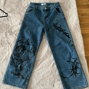 Printed jeans - Jeans med riktigt coola tryck, beställde dem från Ali Express och avänts fåtal gånger då dem inte är tillräckligt vida för mig. Det står stl L på dem, men de är W30 L30