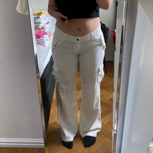 Lågmidjade linnebyxor  - Superfina lågmidjade linnebyxor i vitt - trendiga och lite y2k 😍✨🌻 Storlek 42 men mer som 44 då de töjer sig lite efter användning, jag är 44 och de sitter fint på mig (på bilden) 🥰💘💗 Jättefint skick, inga hål, bara lite smutsiga längst ner 💗💘